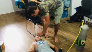 crystaldive.com-oxygen-provider-specialty-course-classroom-student-give-o2