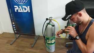 crystaldive.com-oxygen-provider-specialty-course-classroom-student-o2-tank-check