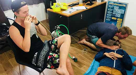 crystaldive.com-oxygen-provider-specialty-course-classroom-students-give-breath-o2