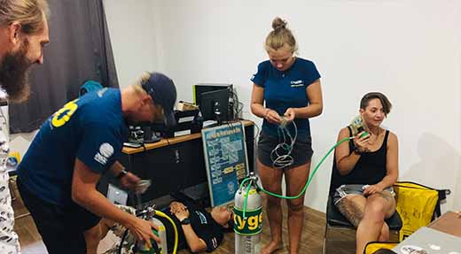 crystaldive.com-oxygen-provider-specialty-course-classroom-students-practice-o2