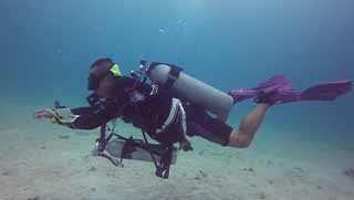 crystaldive.com-self-reliant-diver-specialty-course-diver-swim-horizontal