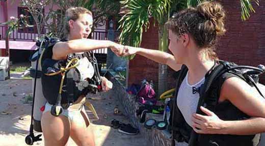 crystaldive.com-koh-tao-happy-divers