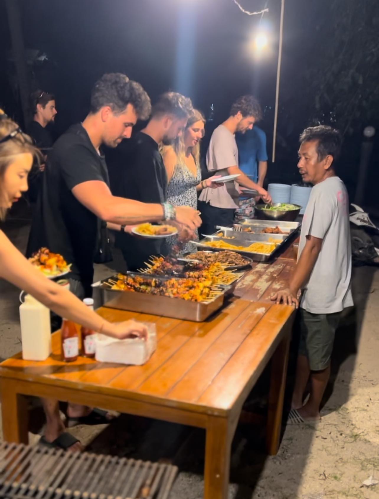 Crystal_BBQ_Night Hungry divers at Crystal free BBQ