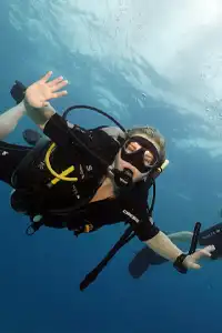 Diver waving during Advanced Adventurer Course