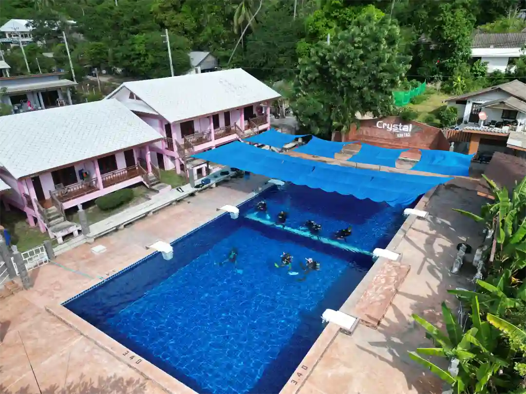 Pool-learn-scuba-Crystaldive.com Open Water Student Hovering