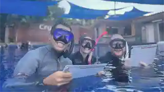 assistant-instructor-trainer-small-kohtaodiving.org Assistant Instructor Trainer Course candidates learning in the Crystal Dive pool