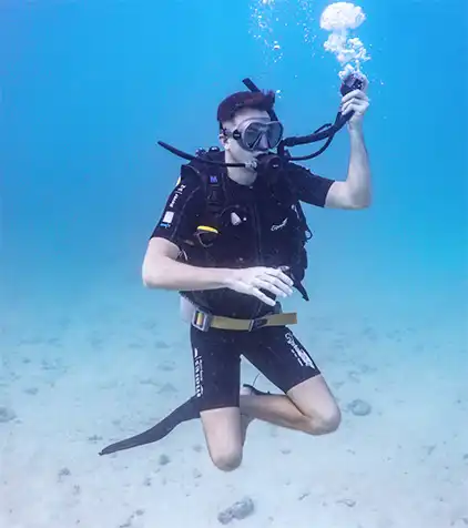 kohtaodiving.org-chronicles-advanced-course-hover Open Water Student Hovering