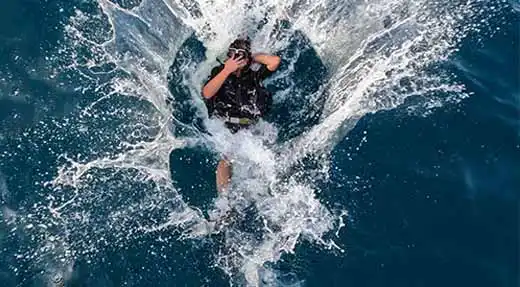 kohtaodiving.org-chronicles-air-consumption-koh-tao-jump Rescue Diver