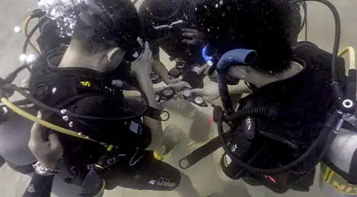 kohtaodiving.org-chronicles-deep-spec Discover Scuba Diving students descend with instructor