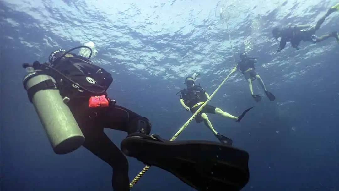 kohtaodiving.org-chronicles-discover-scuba-deal-deep-dive-descend Discover Scuba Diving students descend with instructor