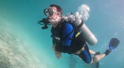 kohtaodiving.org-chronicles-discover-scuba-diver-underwater-swim