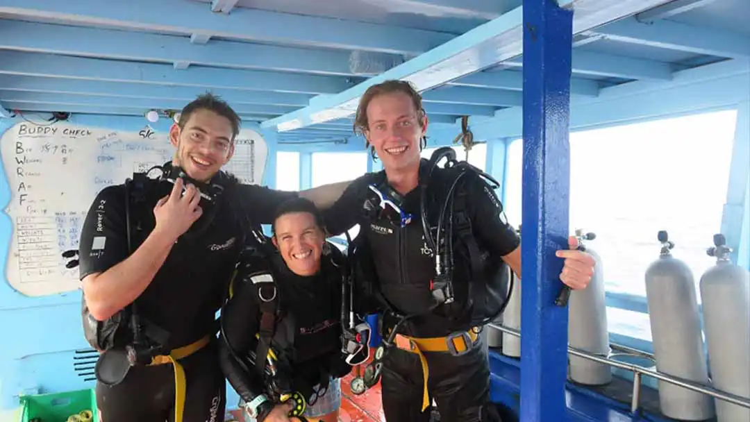 kohtaodiving.org-chronicles-discover-scuba-diving-happy-diver-on-boat