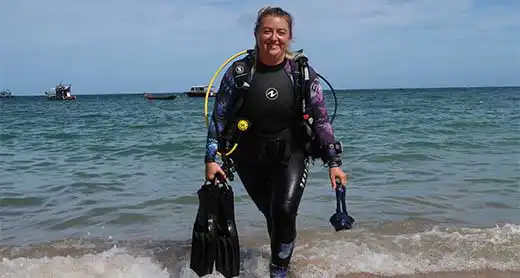 kohtaodiving.org-chronicles-divemaster-diver-walk-out-from-the-water Rescue Diver