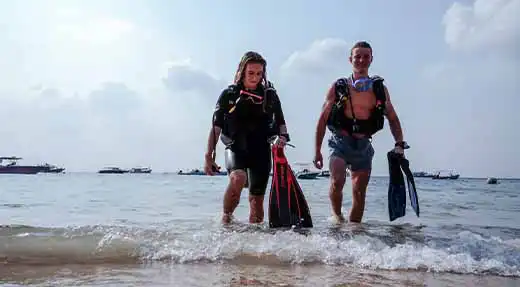 kohtaodiving.org-chronicles-koh-tao-divemaster-course-divers-walk-out-of-water