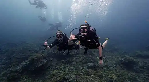 kohtaodiving.org-chronicles-koh-tao-divemaster-course-happy-divers-underwater