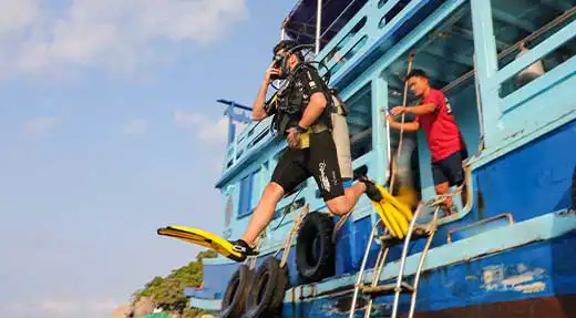 kohtaodiving.org-chronicles-master-diver-diver-jump-from-boat