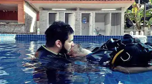 kohtaodiving.org-chronicles-rescue-diver-course-swimming-pool-exercise