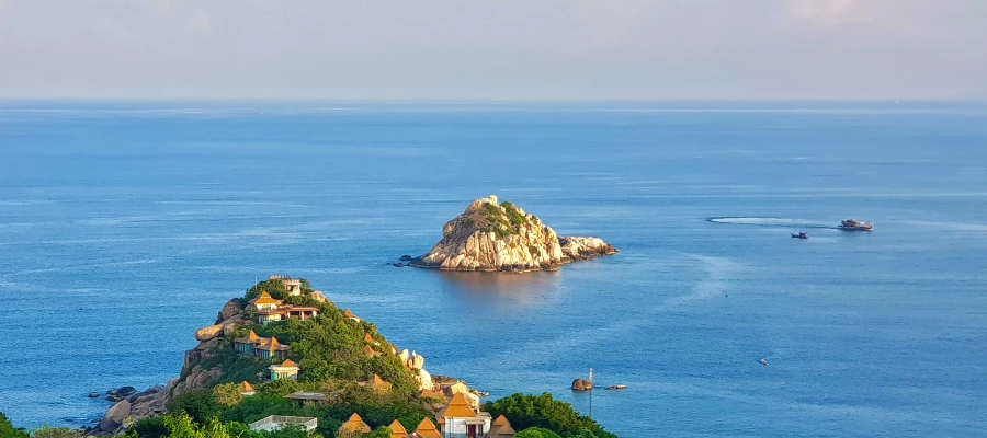 View of Aow Leuk Bay to learn swimming before Scuba Diving on Koh Tao in Thailand