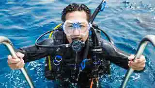 kohtaodiving.org-idc-koh-tao-thailand Crystal Dive student exiting the water on Koh Tao