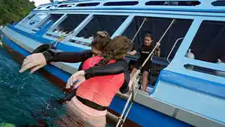 kohtaodiving.org-rescue-diver-course-koh-tao Crystal Dive Stress and Rescue diver exiting an unresponsive diver