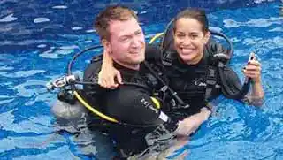 kohtaodiving.org-scuba-diver-course-divers-swimming-pool-smile Crystal Dive students in the pool smiling