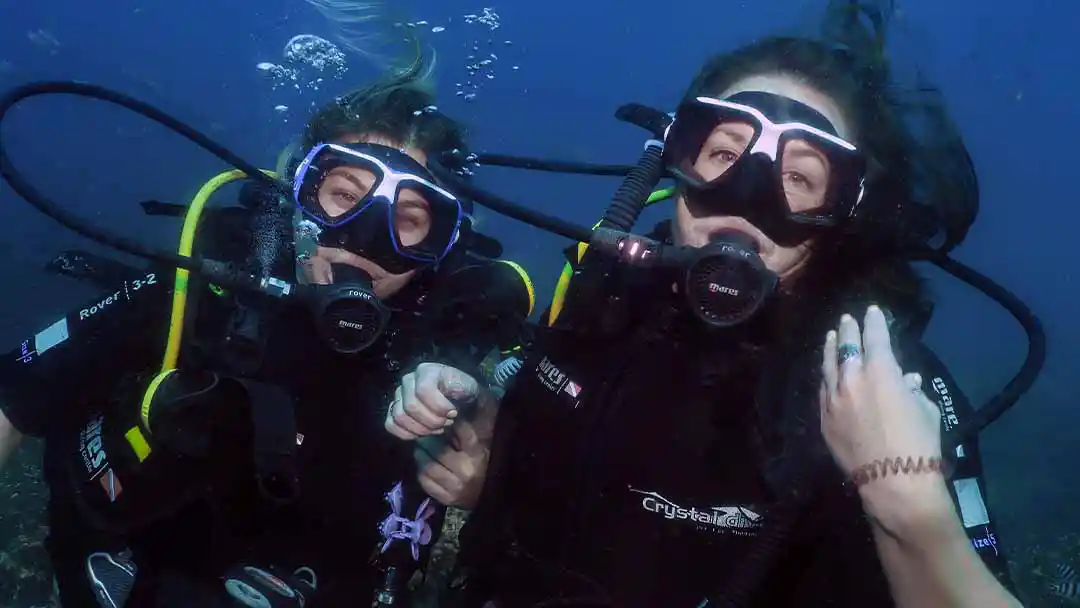 kohtaodiving.org-scuba-review Crystal Dive happy divers underwater smiling at the camera