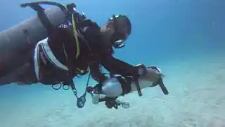 kohtaodiving.org-self-reliant-diver-specialty-course-diver-underwater-checking-pony-tank Crystal Dive independent diver checking pony tank underwater