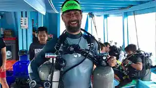 kohtaodiving.org-sidemount-specialty-diver-course-diver-ready-to-jump Crystal Dive Sidemount specialty diver on the boat