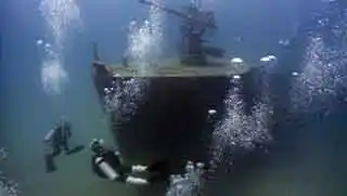 kohtaodiving.org-wreck-speciality-divers-front-wreck-deep Crystal Dive Wreck Specialty divers in front of the HTMS Sattakut on Koh Tao