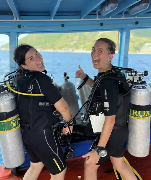 2 happy divers in the Nitrox Specialty Course staying longer underwater