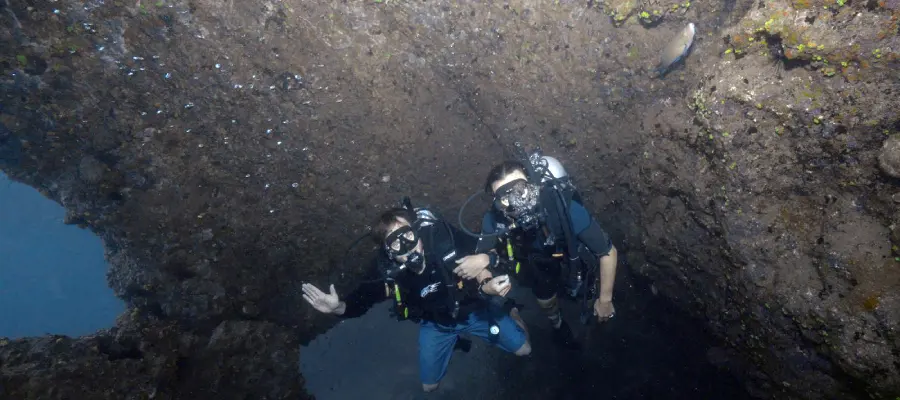 kohtaodiving.org-chronicles-sail-rock-chimney Crystal dive fun divers in the chimney of sail rock dive site