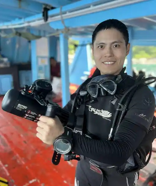 Duiker met onderwaterscooter op de DPV Specialiteit Koh Tao