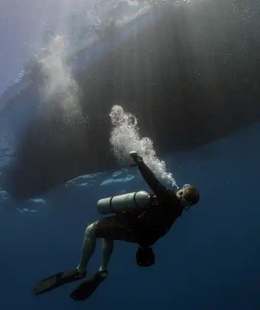 onafhankelijke duikspecialiteitscursus soloduiker die een veiligheidsstop maakt bij Crystal Dive