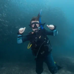 SSI Explorers-kind voor een grote school vissen op Koh Tao