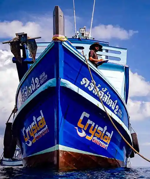 Voorbereiding op een duik voor onze specialisatiecursus zoeken en bergen bij Crystal Dive Thailand