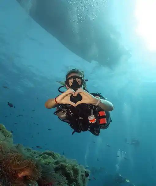 Diver showing Heart signal in sidemount diving specialty course Thailand