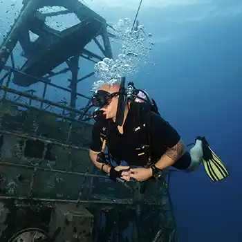 chronicles-open-water-advanced-course-diver-by-wreck Sidemount CD Oli during IDC