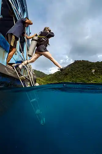 chronicles-open-water-advanced-course-diver-water-entry kohtaodiving.org-extend-your-limits-package-underwater