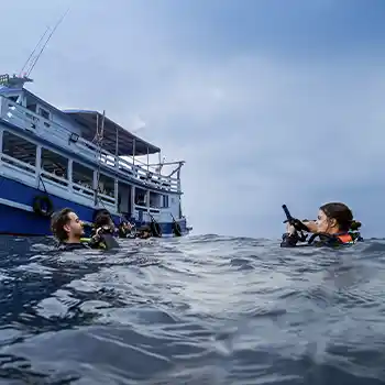 chronicles-open-water-advanced-course-surface-divers Sidemount CD Oli during IDC