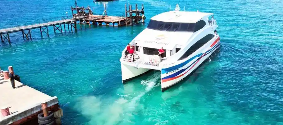 Boonsiri ferry arriving at Koh Tao pier