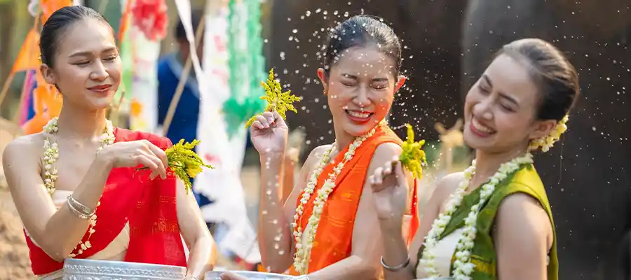 chronicles songkran koh tao water splash Thai ladies water splashing on Songkran
