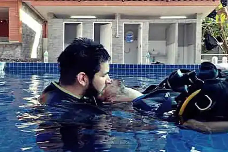 Stress and Rescue Course diver preparing to give rescue breaths in the pool