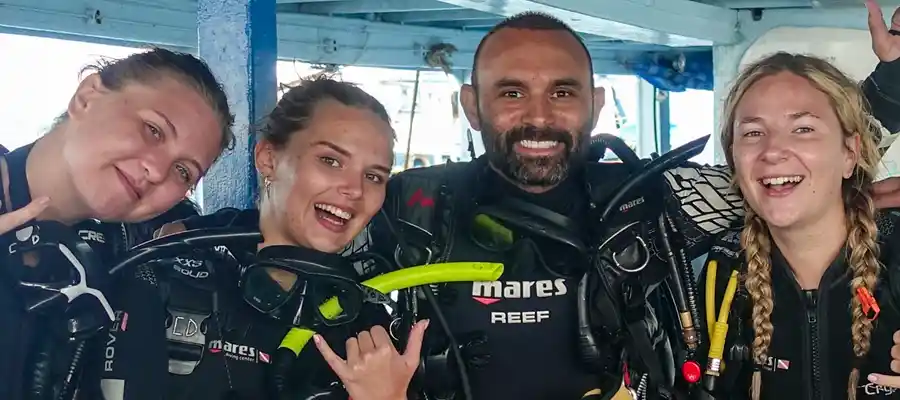 chronicles 10 things about scuba dving happy divers Happy certified scuba divers