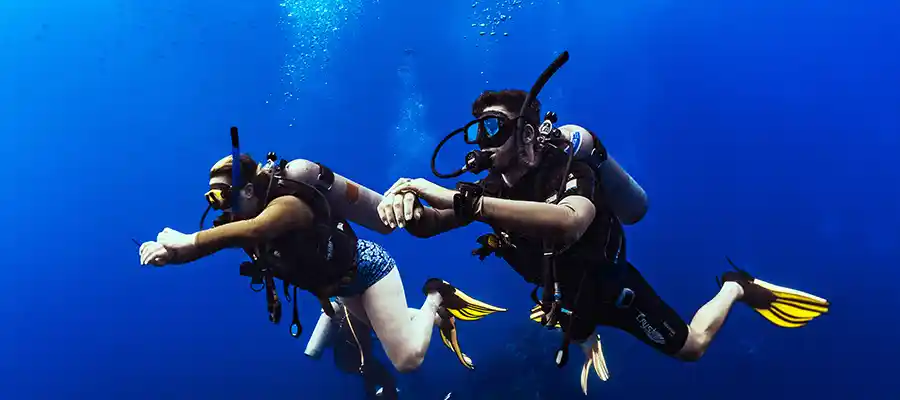 Divers navigating on Advanced Diving Course