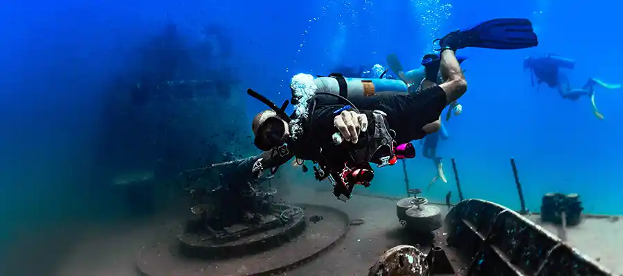 Dive a wreck on advanced diving courses